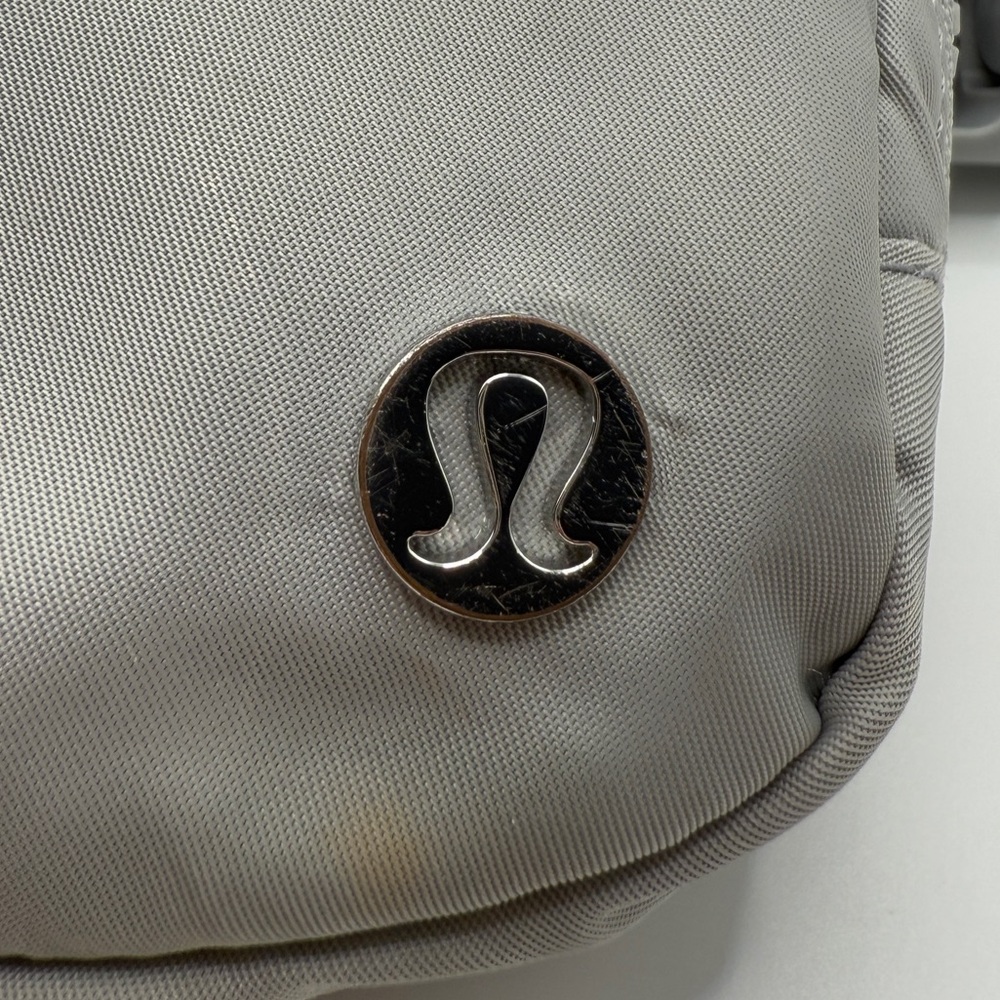 🩶Lululemon Silver Gray / white Everywhere Belt Bag - Picture 8 of 9